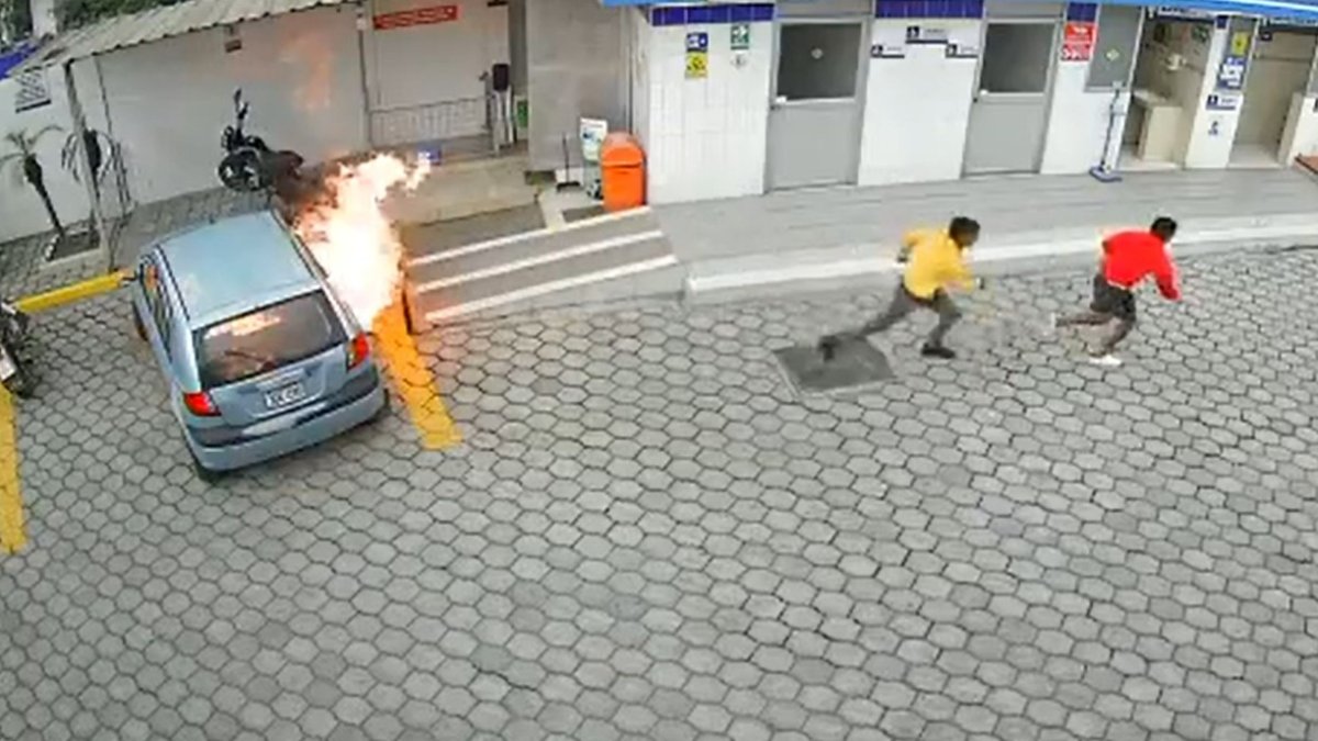 Delincuentes salieron corriendo tras incendiar un vehículo.