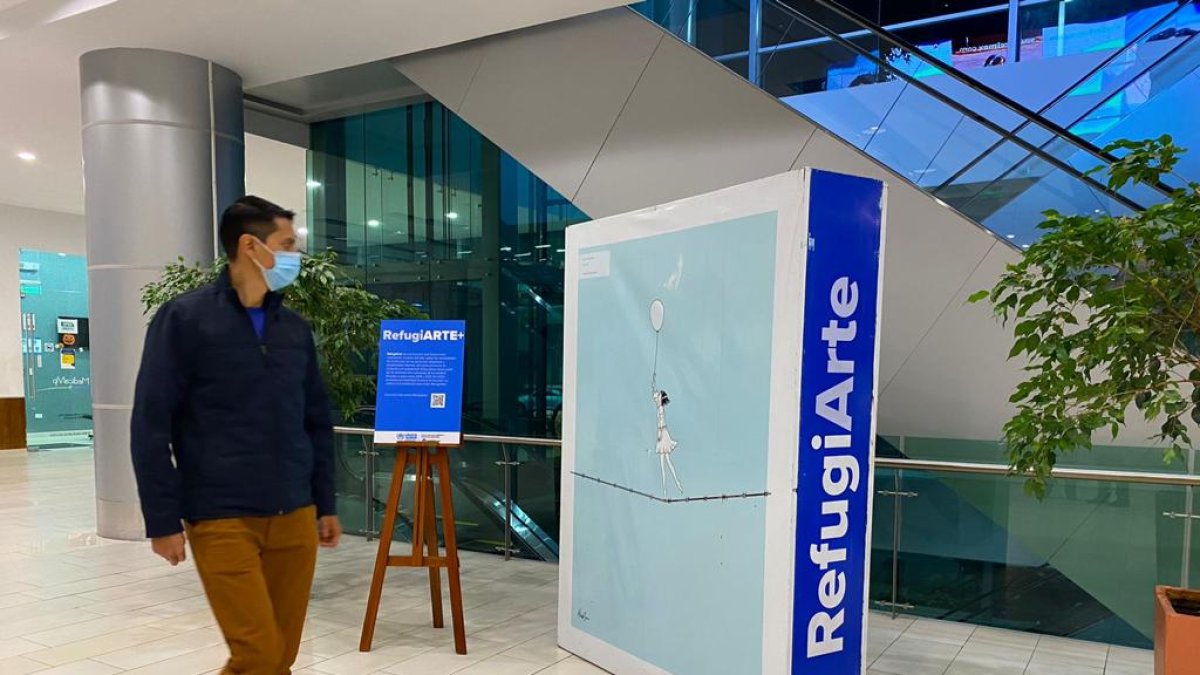 Espacio. Obras expuestas en  pasillos del Quito Airport Center.