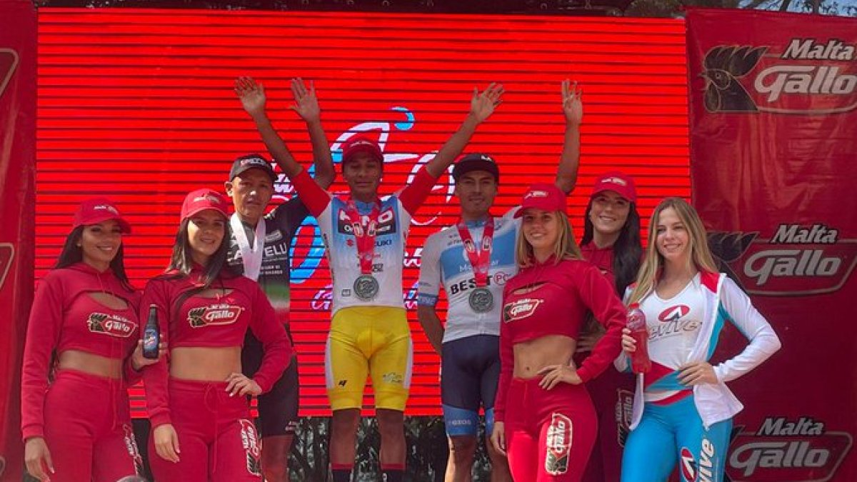 Santiago Montenegro en el podio final, como el tercer mejor de la Vuelta a Guatemala. Fue tercero en la etapa seis y primero en la séptima.