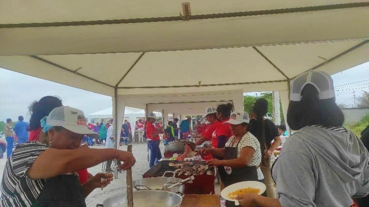 Varias mujeres prepararon el jueves 3 de noviembre de 2022,  este espectacular banquete.