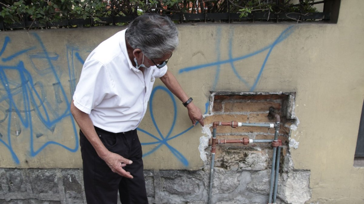 Denuncia. Los afectados por los robos deben hacer conexiones directas hasta que instalen el nuevo medidor.