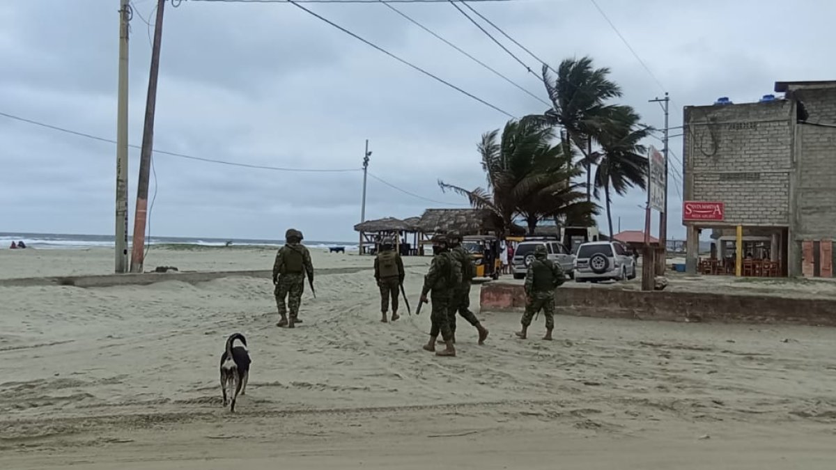 Acciones. Miembros de las Fuerzas Armadas y Policía patrullaron la zona.