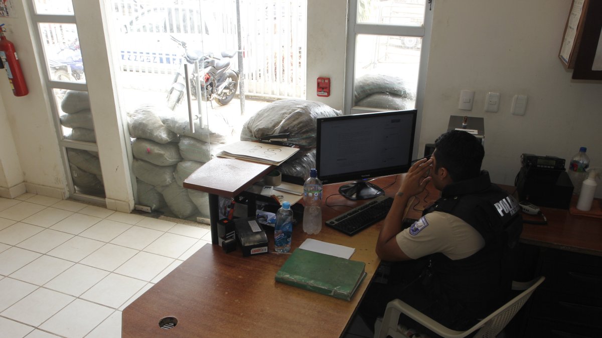 Ataque. Una de las puertas de vidrio de la UPC donde fue atacada la policía Songor fue destruida en el atentado y ha sido reemplazada por sacos de tierra.