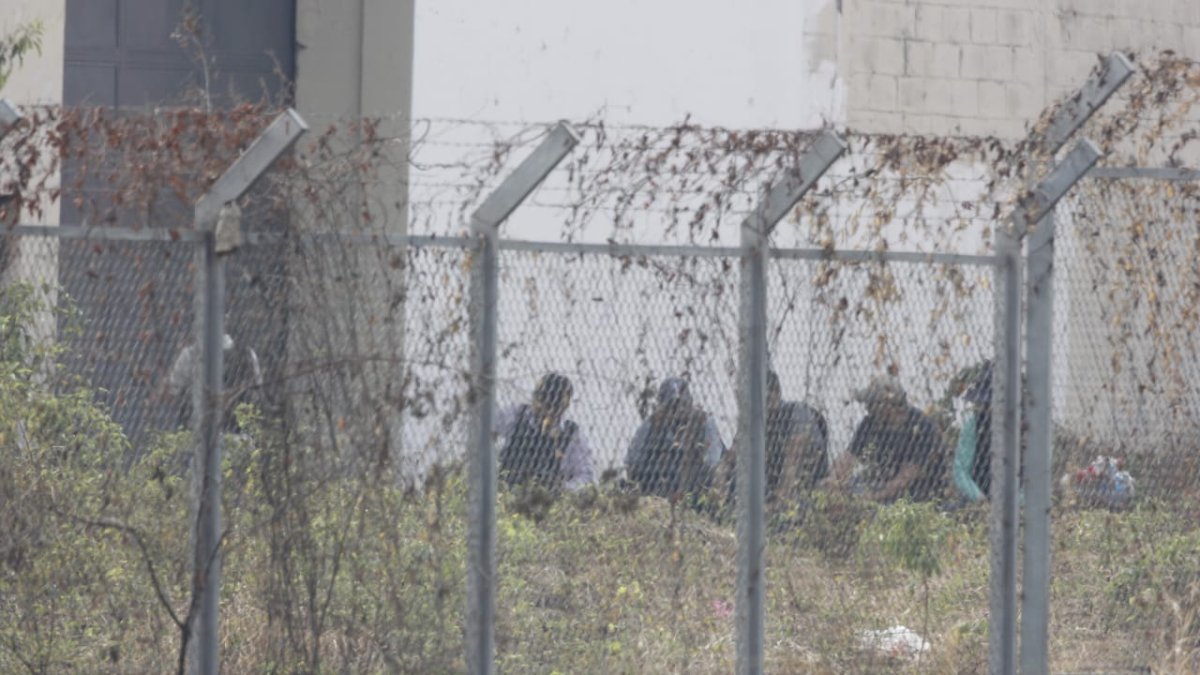 En el centro penitenciario, no se escuchaban balas ni detonaciones a las 18:00. Sin embargo, se observaba traslado de personas heridas en ambulancia.