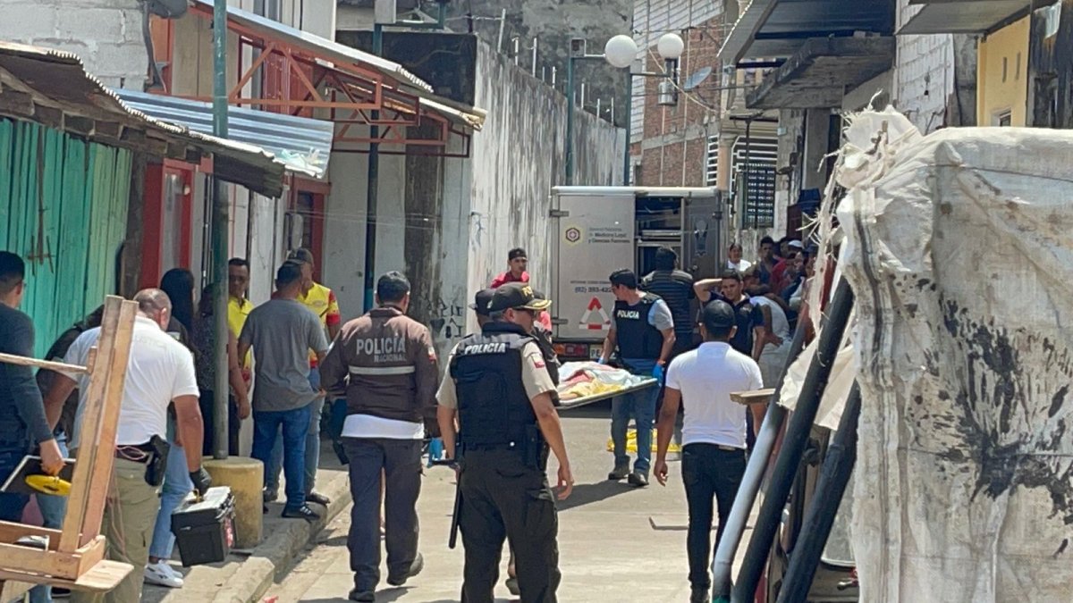 Quevedo. Personal de la policía realizó el levantamiento del cadáver.