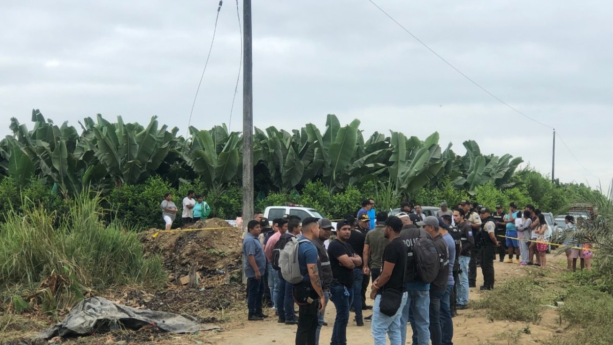 Puebloviejo. Las víctimas fueron encontradas a un costado de la vía con aparente evidencia de tortura.