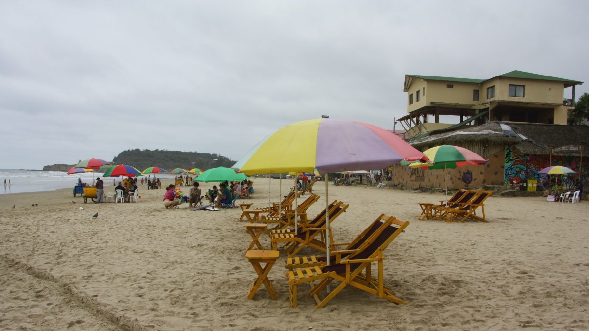 Santa Elena. Las sillas lucieron vacías en los balnearios.