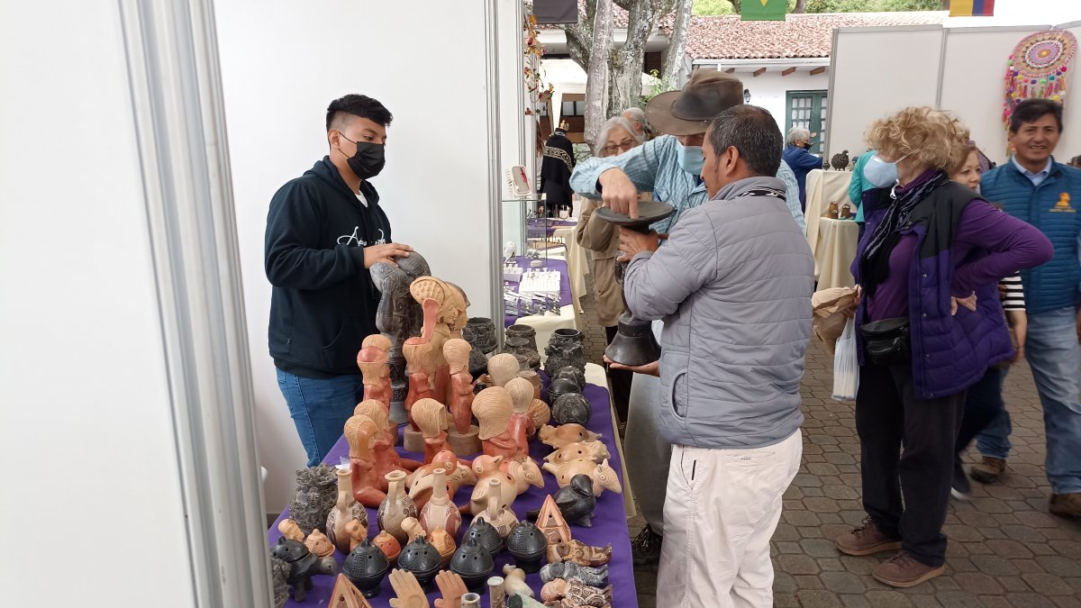 Feria. Propios y extraños disfrutaron el trabajo de los artesanos.