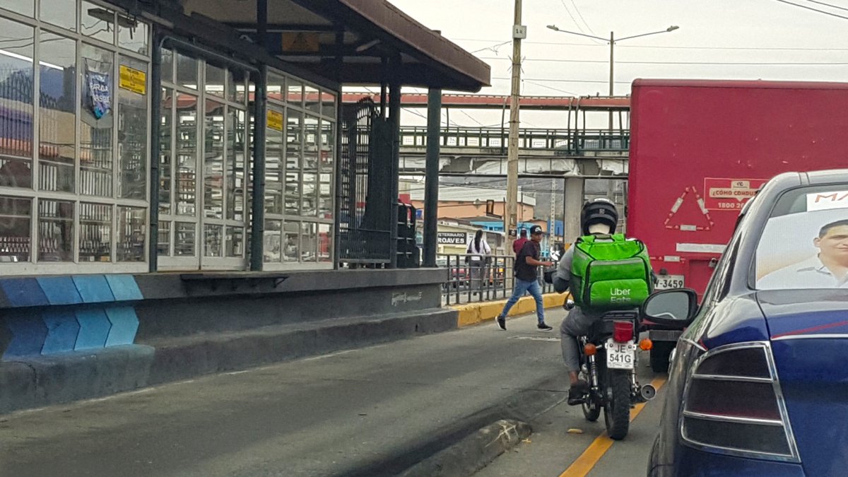 Peatón y motorizado realizando prácticas peligrosas en el carril de Metrovía