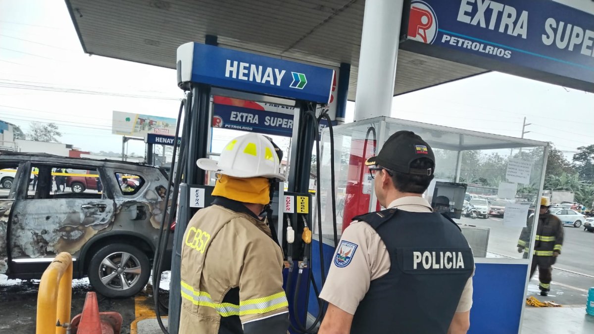 Un vehículo fue incinerado la tarde de este jueves en una gasolinera de Santo Domingo.