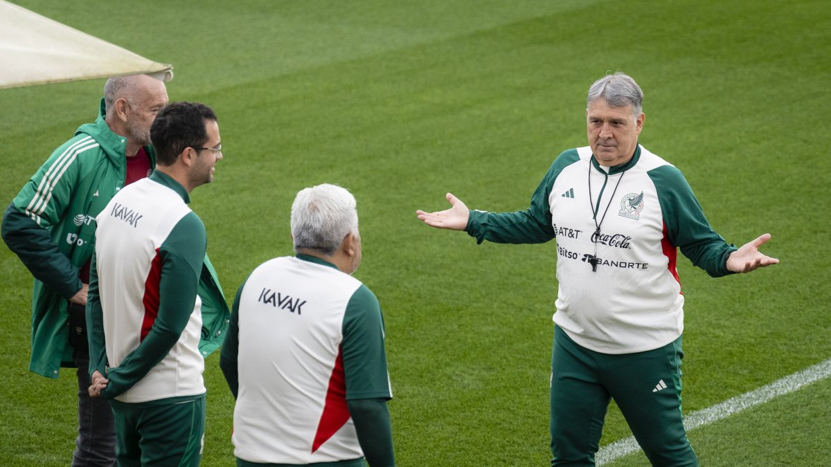 Gerardo Martino (d), seleccionador mexicano, confía en hacer un buen papel en la cita de Qatar.