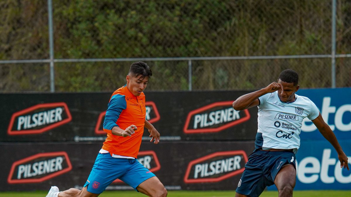 Alan Franco (i), volante de la Tricolor, es uno de los firmes candidatos para estar en la lista final para el Mundial de Qatar.