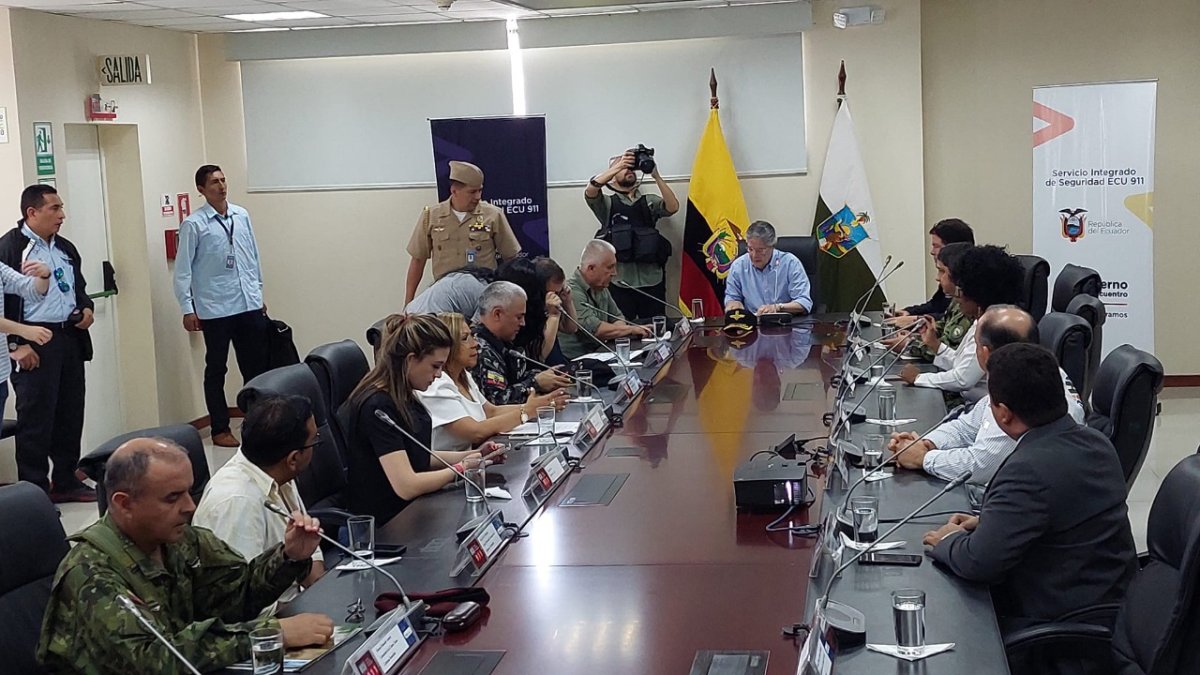 El presidente Lasso reunido con otras autoridades.