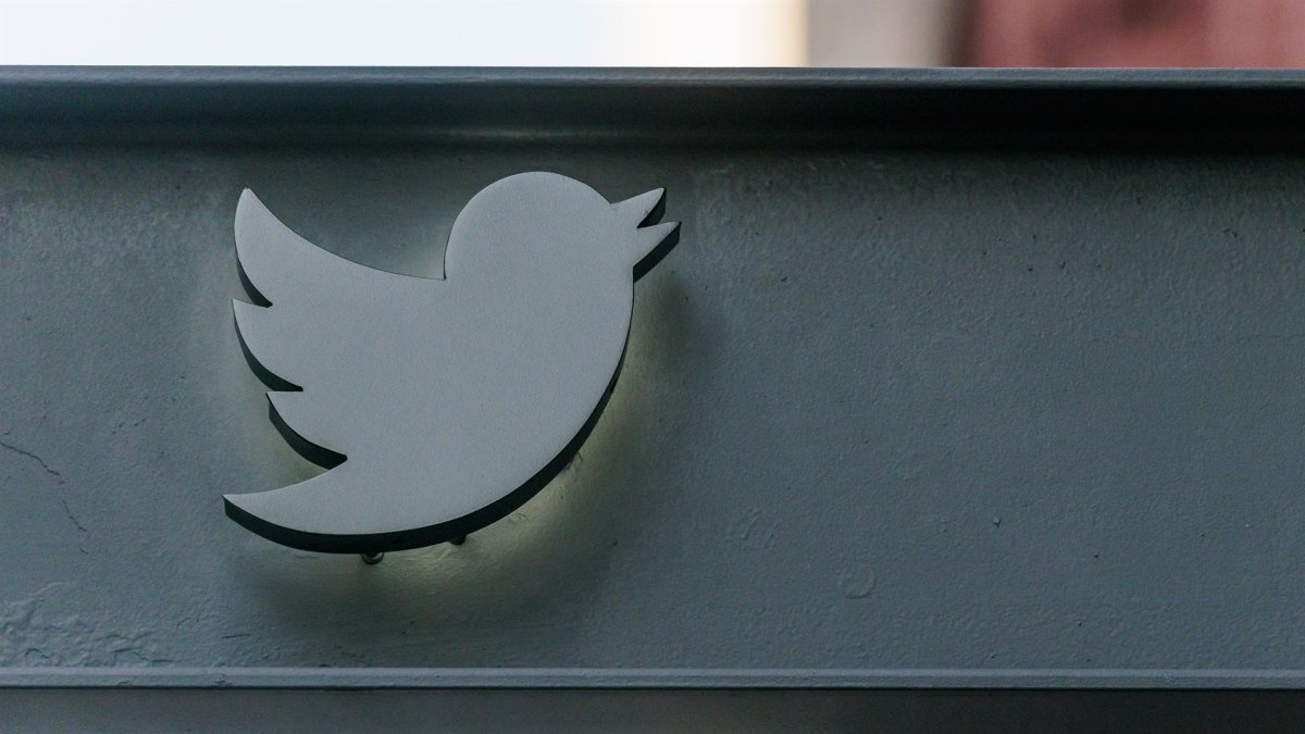 Vista del logo de Twitter afuera de sus oficinas en Nueva York, este 4 de noviembre de 2022.