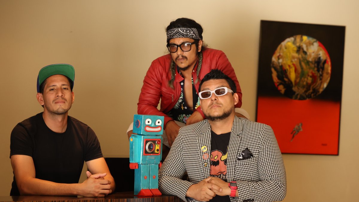 Julio Peña, Michello Wong y Julico, integrantes de Armada de Juguete.