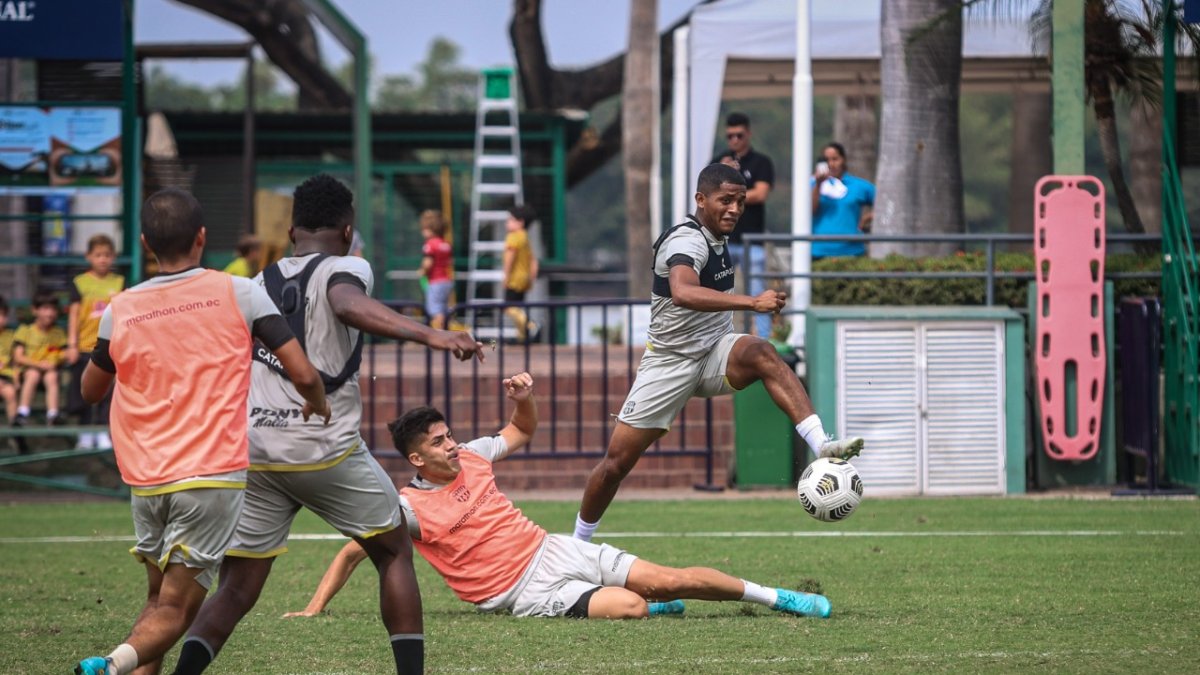 Jonathan Perlaza, carrilero de Barcelona, buscará desequilibrar por la banda.