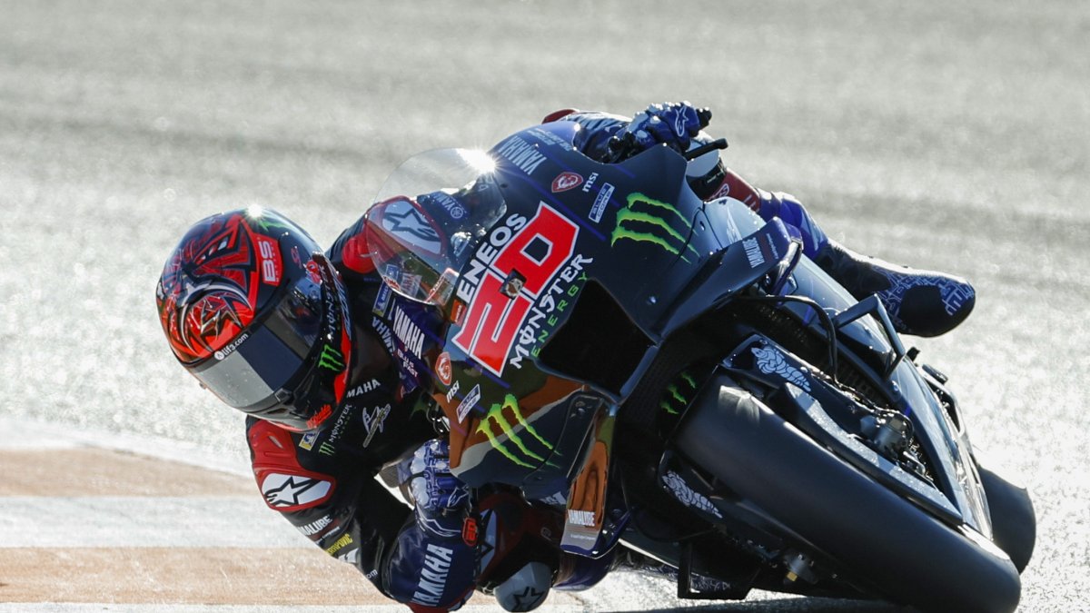 El piloto francés de Moto GP , Fabio Quartararo, durante la tanda de entrenamientos en el circuito Ricardo Tormo de Cheste (Valencia).