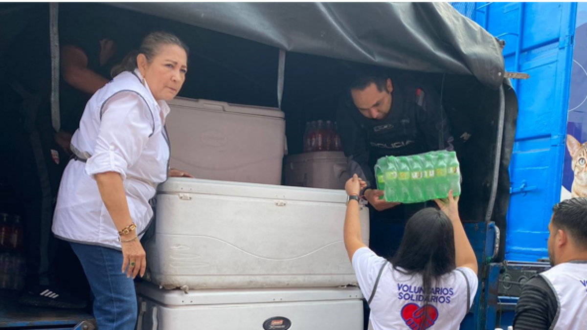 Los policías reciben los productos donados