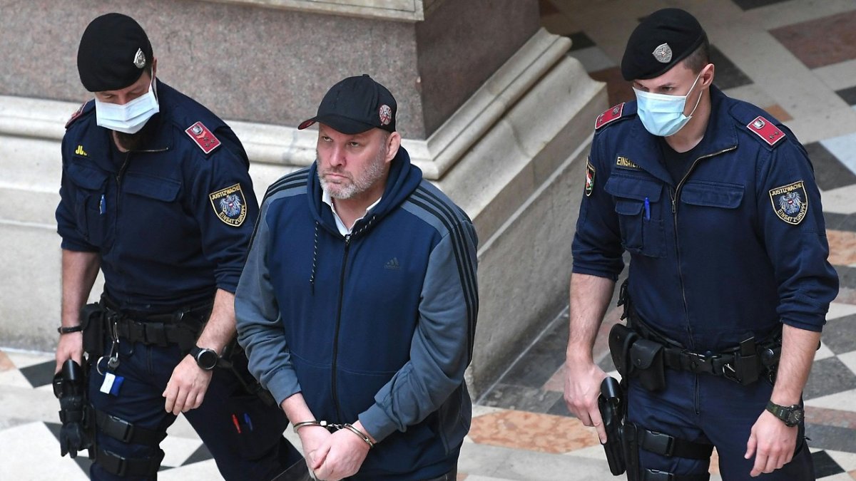 El campeón olímpico de 1984 y 1988 saliendo del tribunal.