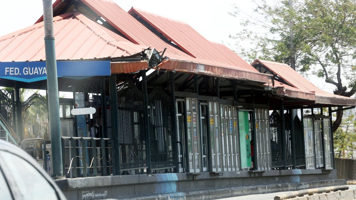 Daños. La estación de FedeGuayas de la Metrovía tiene roto el techado.