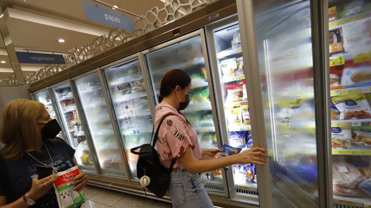 En los supermercados se encuentran nuggets y hamburguesas desde 1 dólar.