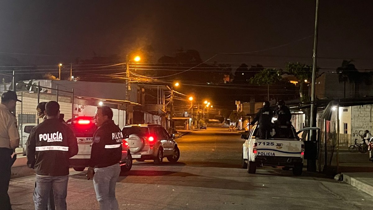 Escena. La policía realiza las investigaciones para encontrar responsables.