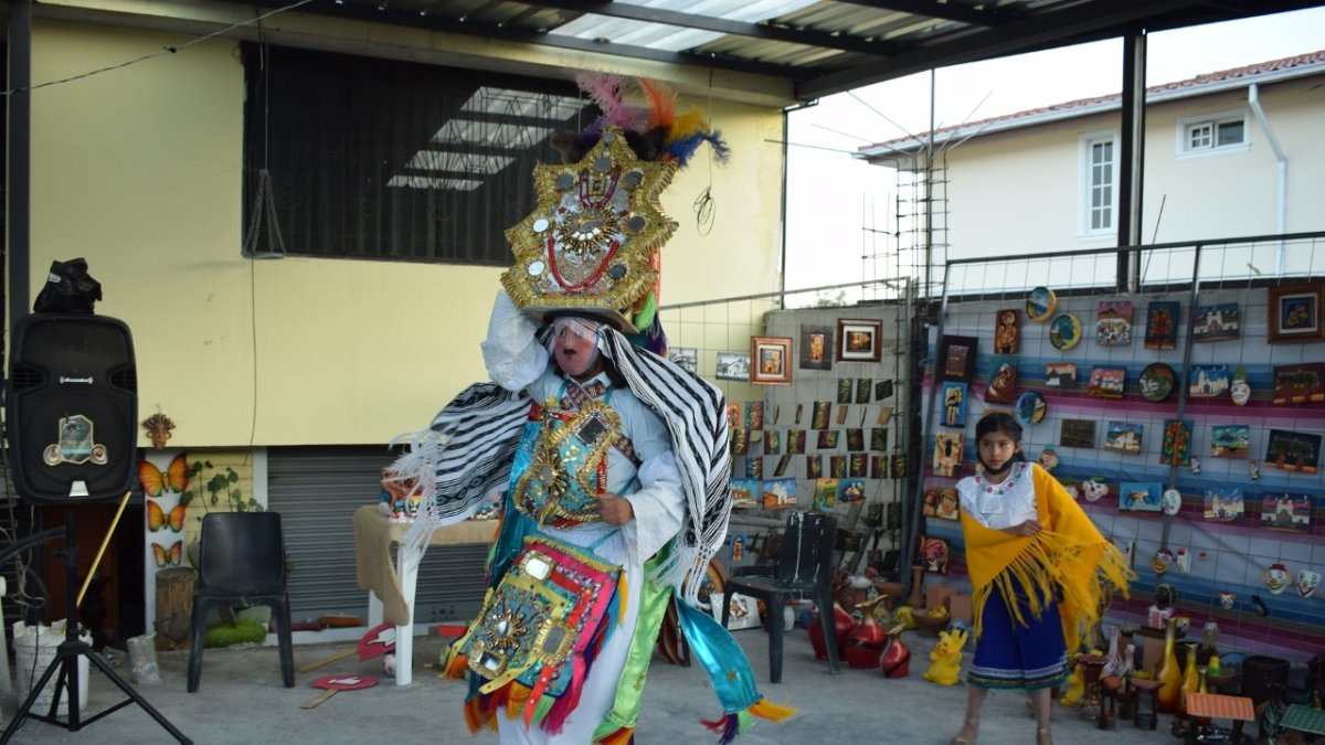 Pujilí. En las ferias artesanales también se realizan obras de teatro y danzas folclóricas con muñecos hechos por los artesanos.