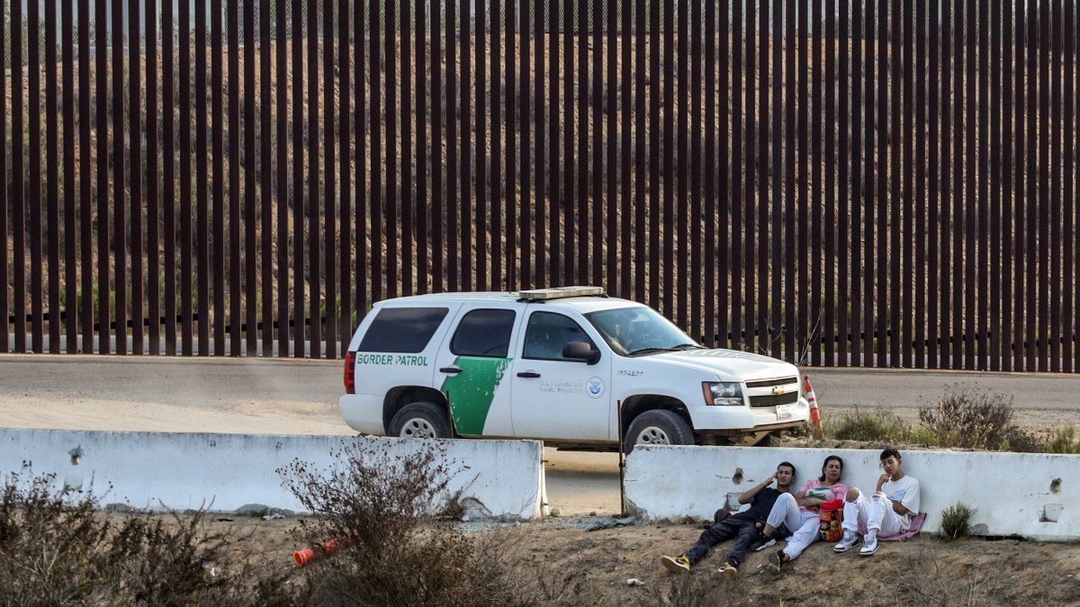 Tijuana. Policías estadounidenses realizan rondas de vigilancia en los limites de esta ciudad de Baja California.