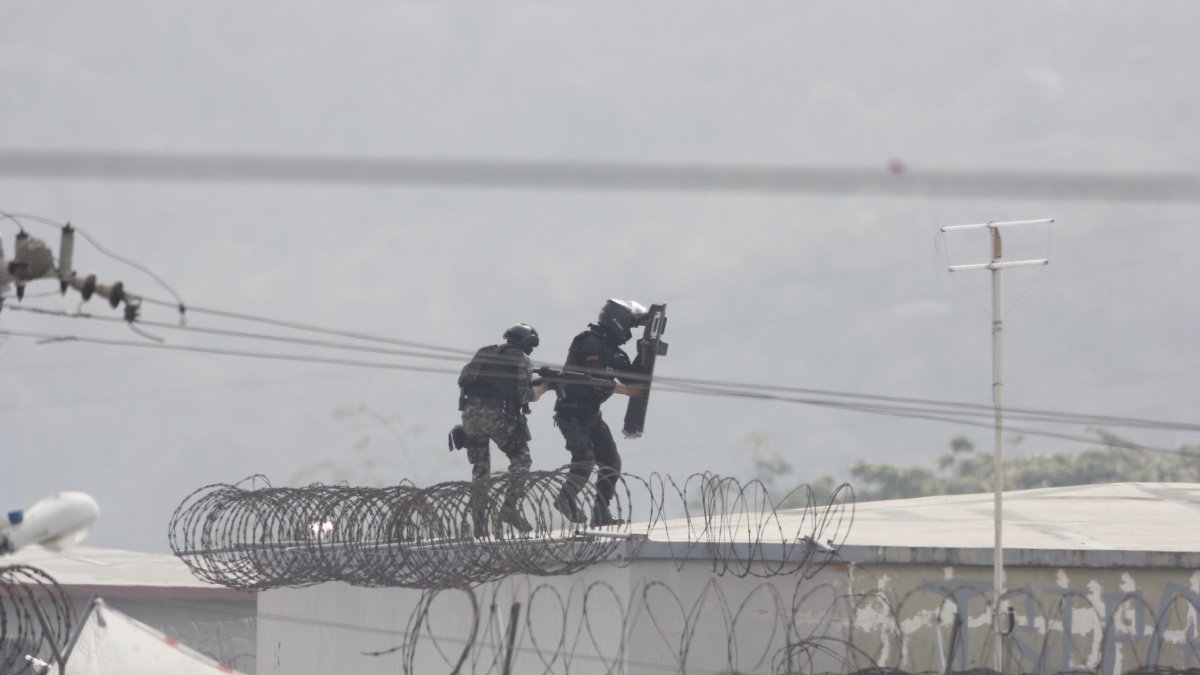 Operativos. Los policías y militares respondían a las balas desde distintos puntos de la Penitenciaría, recién pasadas las 13:00 lograron tomar el control