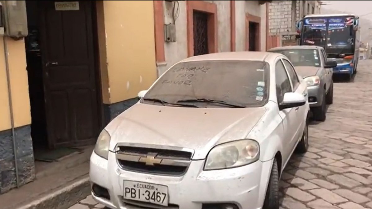 Suceso. En Chimborazo, vehículos cubiertos con cenizas.