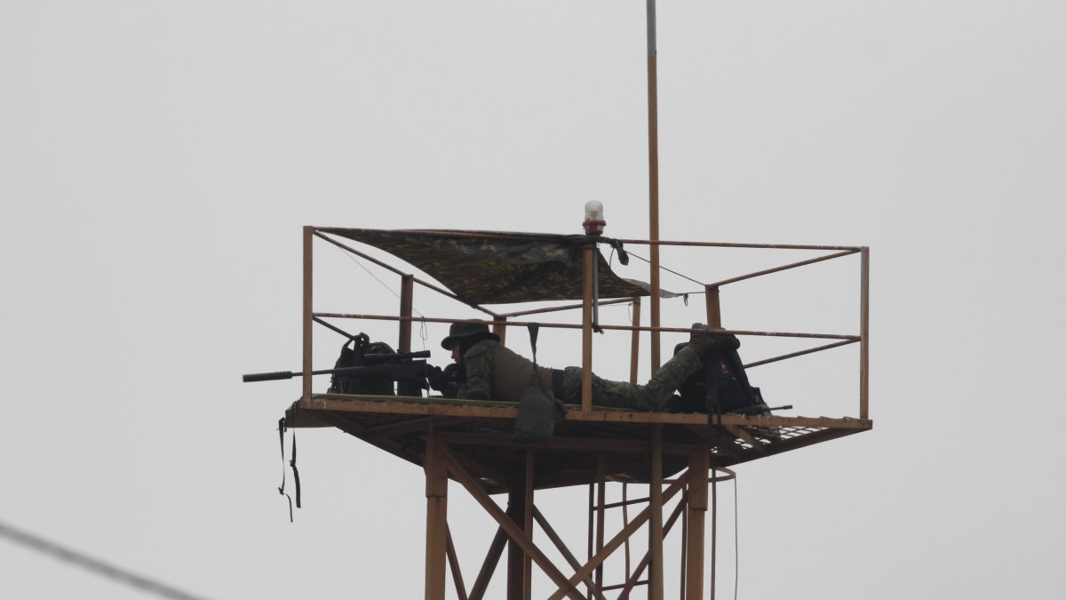 Operativos. Los policías y militares respondían a las balas desde distintos puntos de la Penitenciaría, recién pasadas las 13:00 lograron tomar el control.