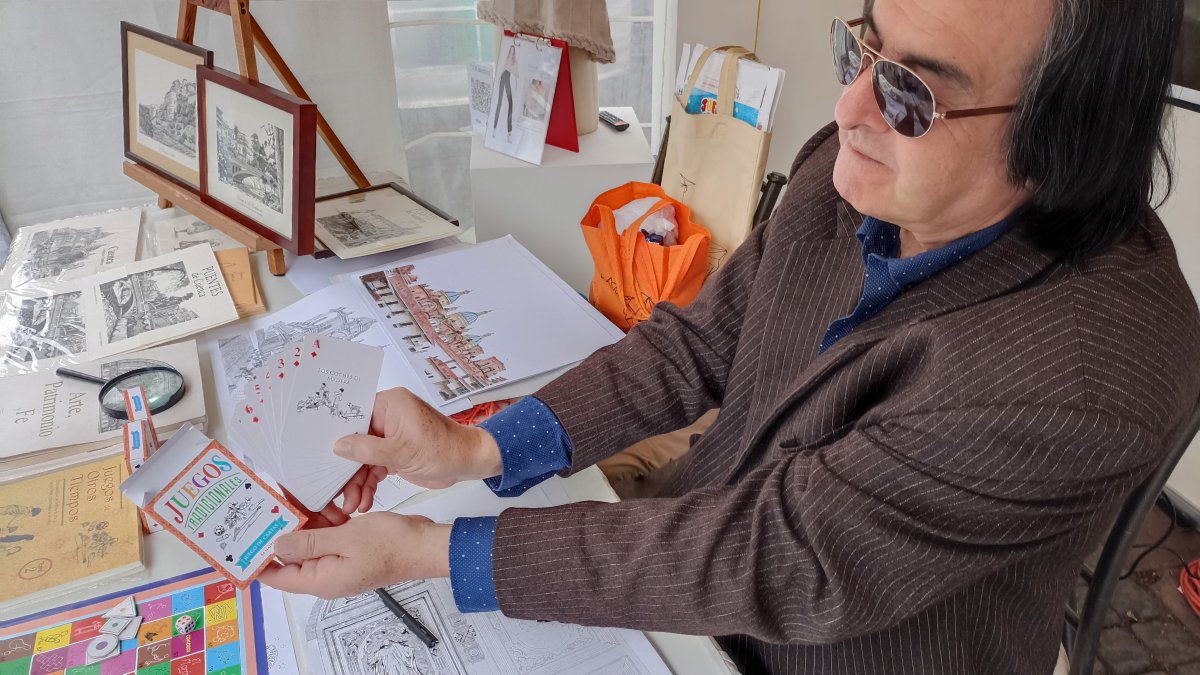 Cuenca. El dibujante exhibe sus creaciones durante una feria reciente.