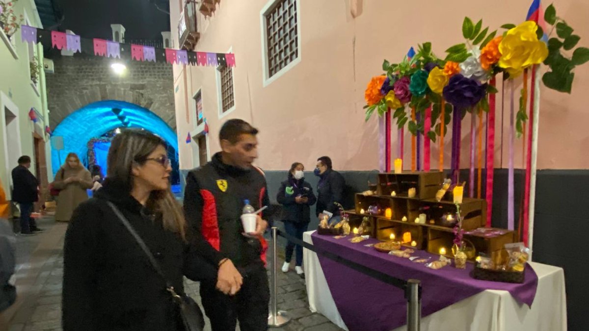 Las exposiciones están a lo largo de la calle principal de La Ronda.
