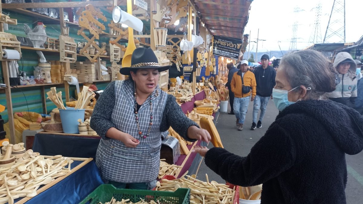 Exposición. Los artesanos buscan de alguna forma sostener la economía.