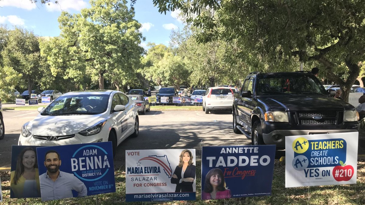 Registro general de carteles electorales de diferentes partidos puestos este viernes, 4 de noviembre, en un parque frente a un centro de votación, en Miami (Florida, EE.UU.).