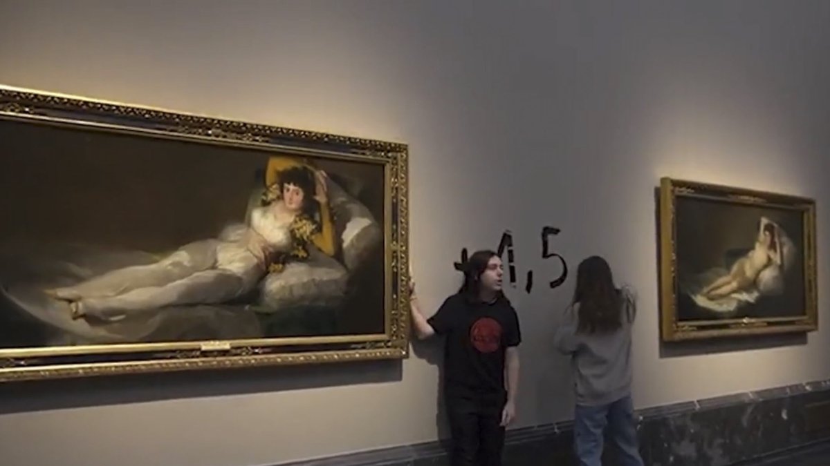 Captura de video del momento en el que dos activistas de la organización Futuro Vegetal se han pegado a los marcos de los cuadros de 'La maja vestida' y 'La maja desnuda' del Museo del Prado. 