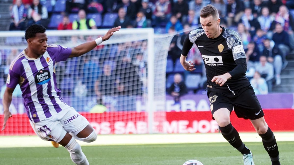 El delantero del Valladolid Gonzalo Plata (i) disputa el balón ante Carlos Clerc (d), defensa español del Elche, durante el partido correspondiente a la decimotercera jornada de LaLiga entre el Real Valladolid CF y el Elche CF disputado este sábado en el estadio José Zorrilla de Valladolid.