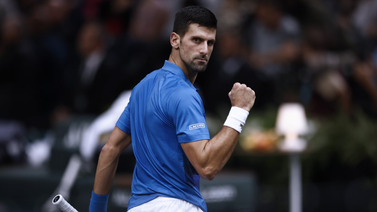 Djokovic celebra tras vencer en un cotejo ajustado a Stefano Tsitisipas por 6-2, 3-6 y 7-6 (4).