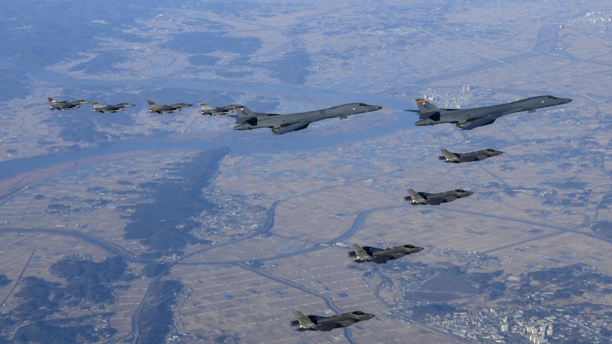 Estados Unidos envió dos bombarderos estratégicos B-1 a la zona de tensión entre Corea del Norte y Corea del Sur.