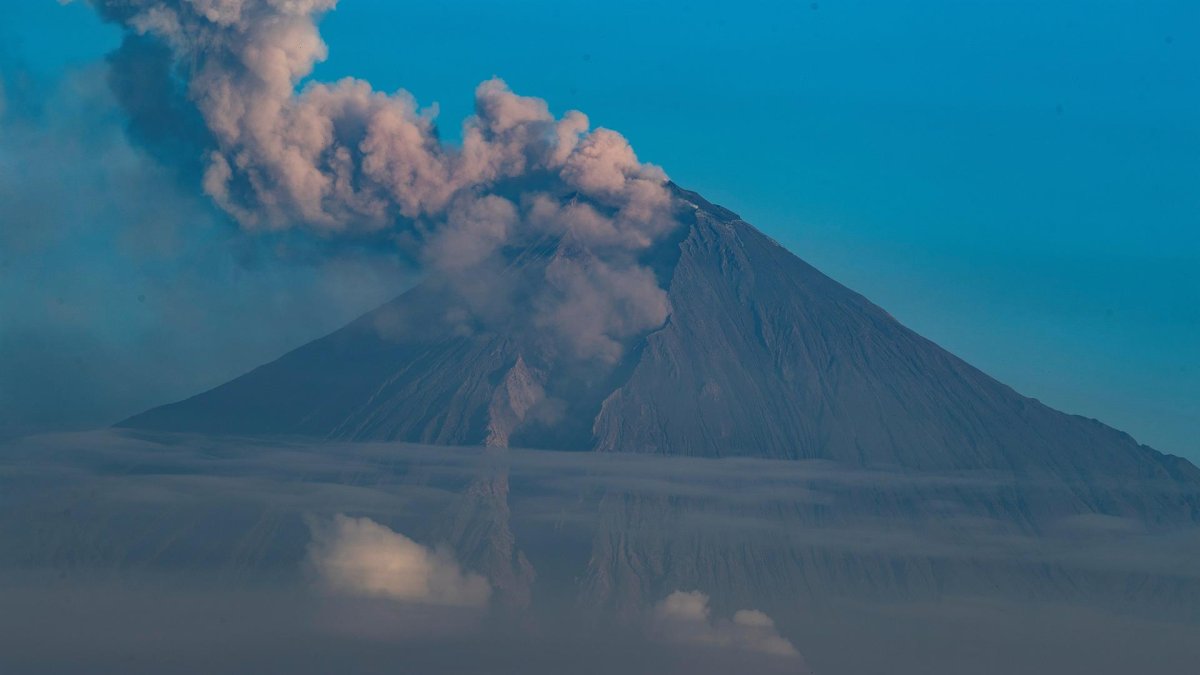 Fotografía de archivo en la que se registró una fumarola expelida por el volcán Sangay, en la provincia ecuatoriana de Morona Santiago.