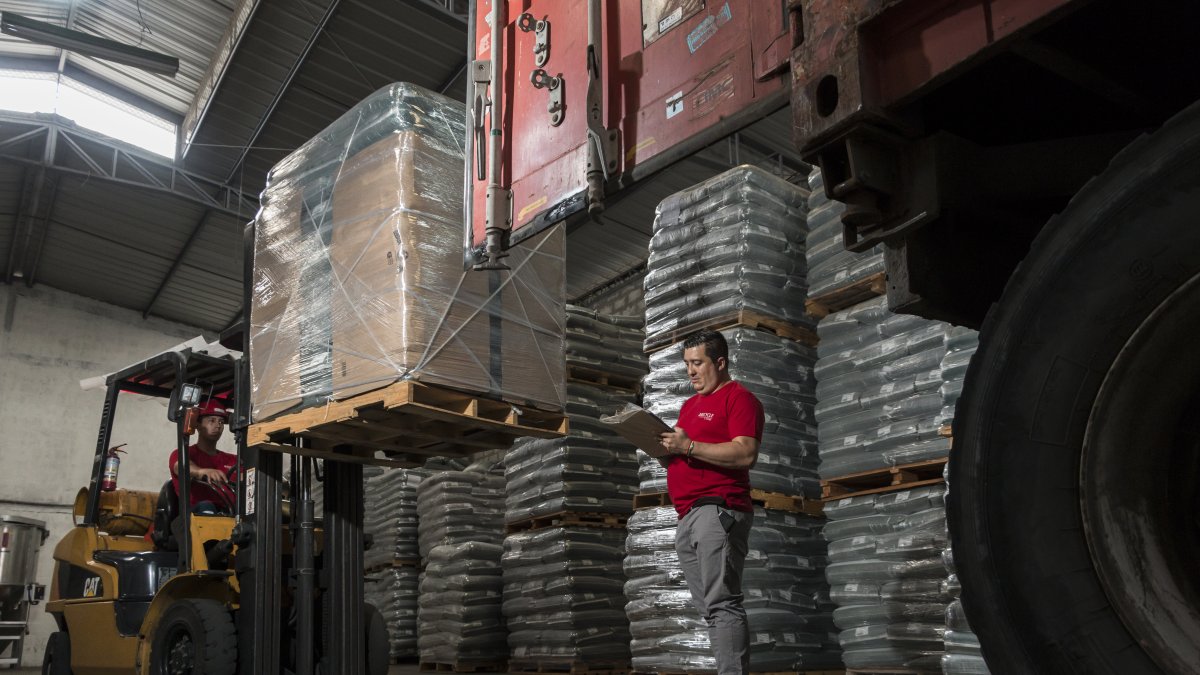 Empresa.- La planta de Nutec y de Recycle en el proceso de cargar el material para exportarlo a Bolivia.