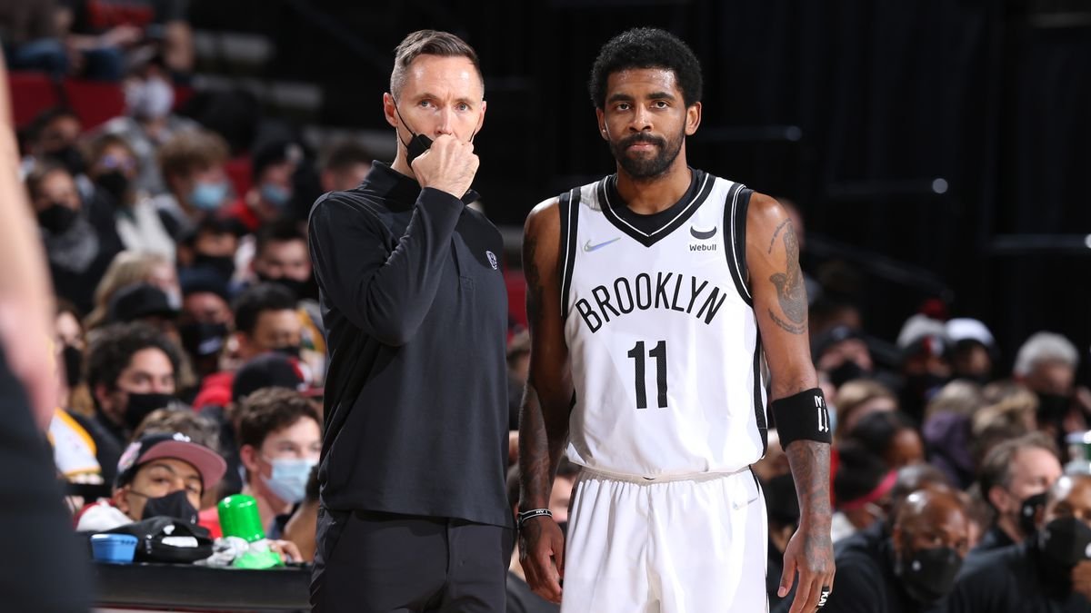 Steven Nash (i) dejó la dirección técnica de Nets e Irving está sancionado.