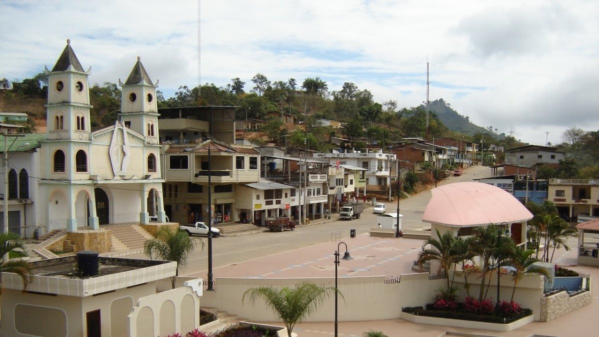CALLES E IGLESIA DEL CANTÓN DE LA PROVINCIA DE EL ORO.