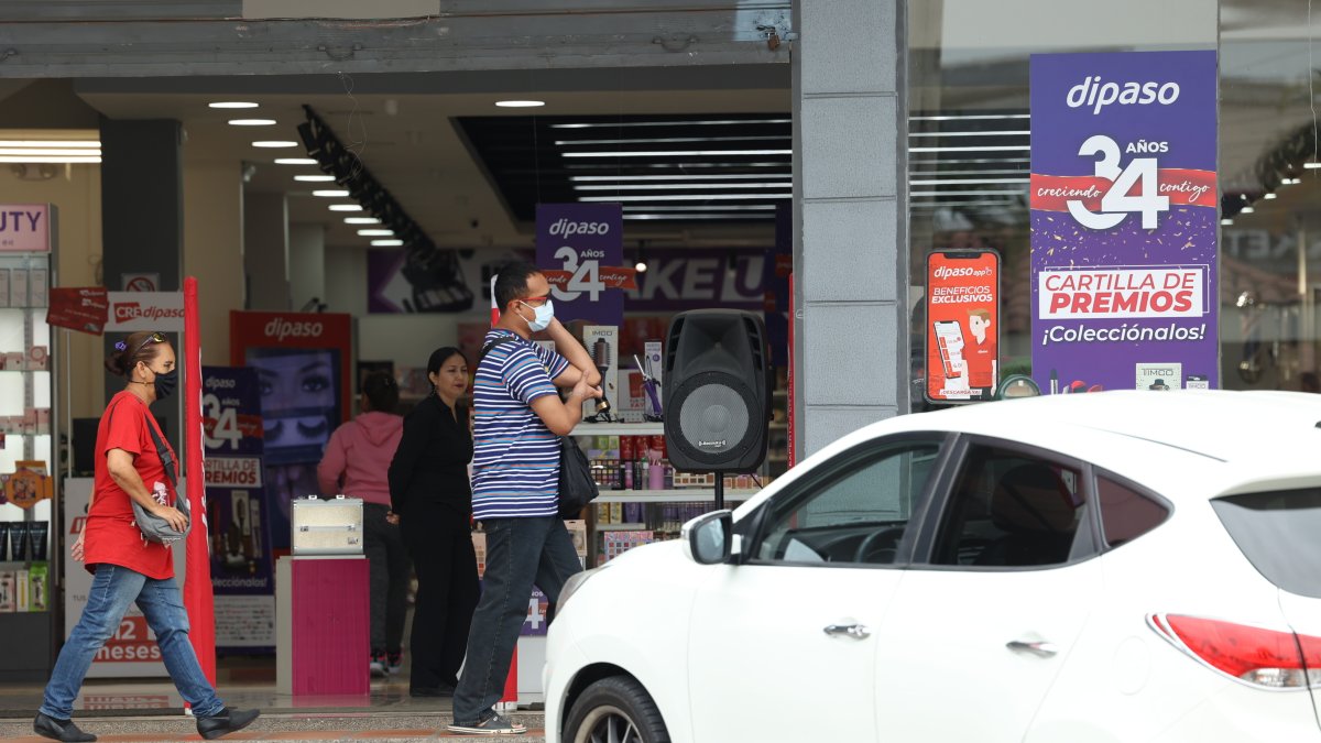 Los centros comerciales o pequeños negocios acostumbran a instalar parlantes afuera de sus locales o a la entrada para llamar la atención de clientes.