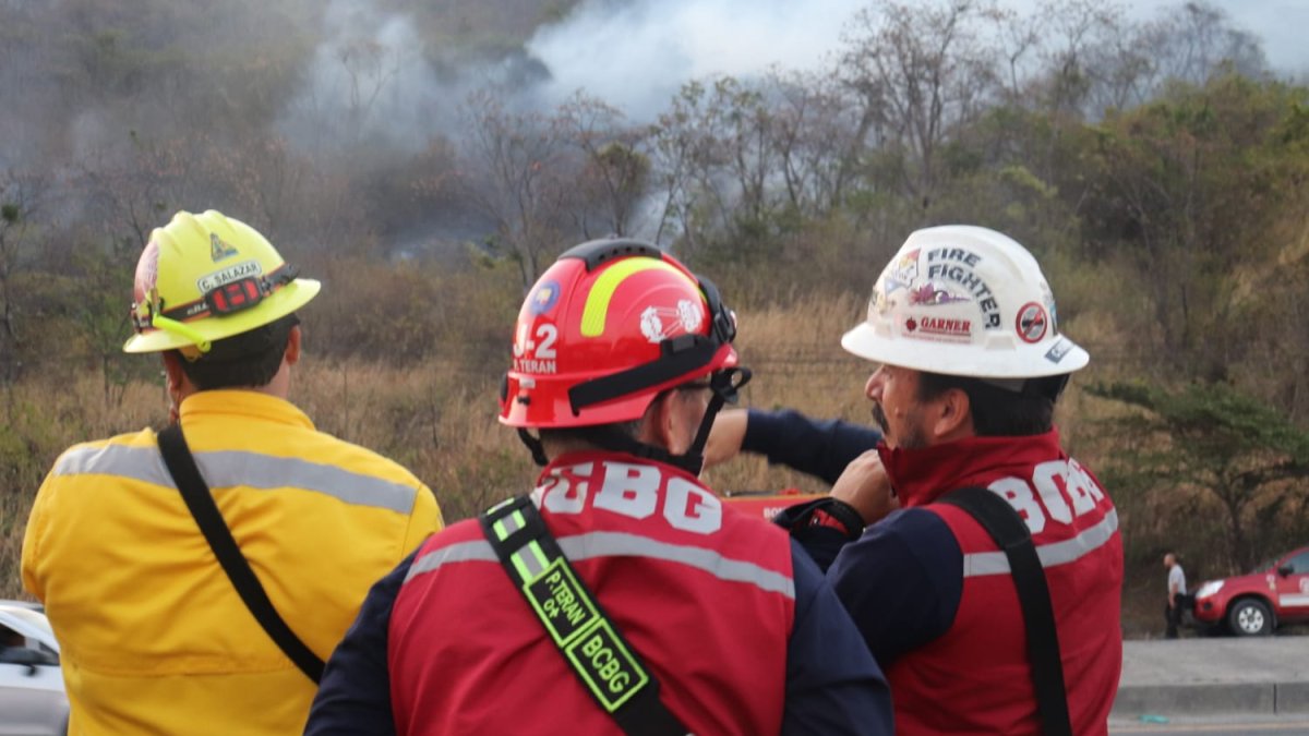 Cerca de 25 unidades del Cuerpo de Bomberos trabajaron en la operación.