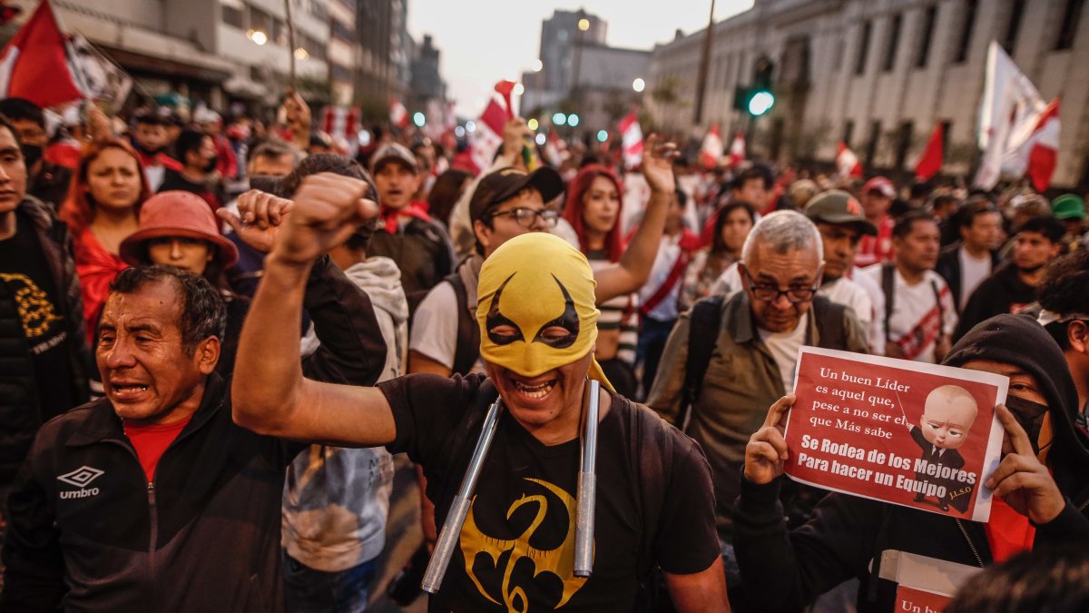 Personas se enfrentaron ayer, 5 de noviembre del 2022, a la policía peruana durante la marcha en contra del presidente Pedro Castillo, en Lima.