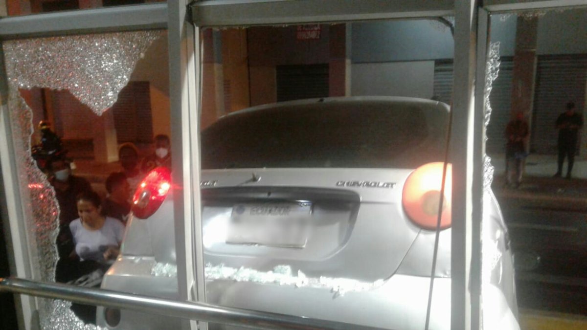 El accidente causó severos daños a la parada de la Metrovía y perjudica a los usuarios del servicio.