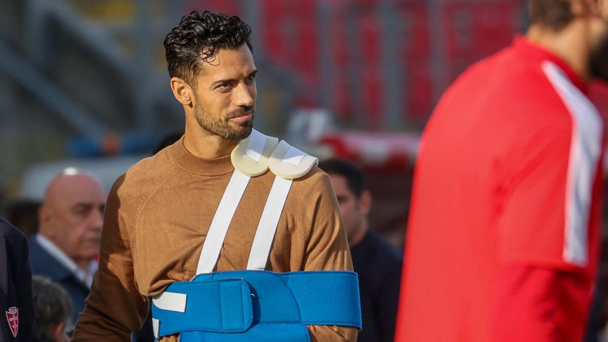 Pablo Marí, con un cabestrillo, en el encuentro del Monza.