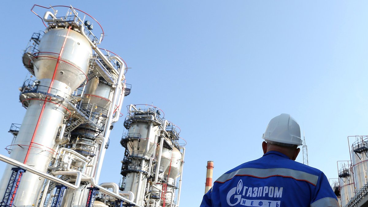 Empresa.- Una persona en la planta de Gazprom.