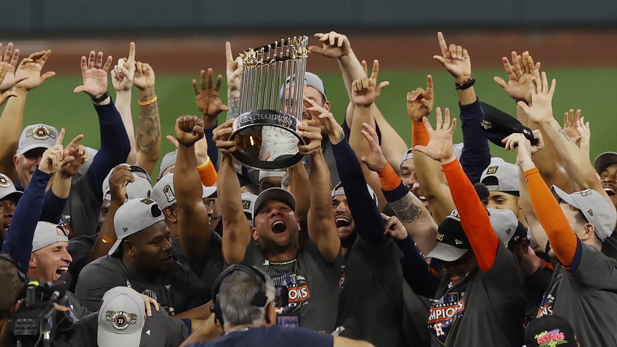 Los jugadores de los Astros pletóricos festejando con el trofeo de la Serie Mundial 2022.